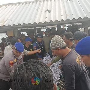 Nelayan Asal Lumpur Gresik Ditemukan Meninggal Dunia Mengapung, Satpolairud Polres Gresik Bantu Lakukan Evakuasi