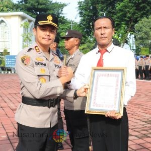 Kapolres Gresik Beri Penghargaan, Dedikasi Polisi dan Warga Jadi Teladan