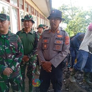 Hujan Deras Picu Longsor di SD Negeri 2 Batur Kintamani, TNI–Polri dan Warga Gotong Royong Bersihkan Material