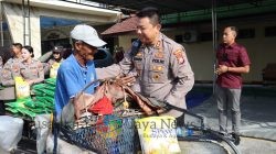 Polisi Peduli : Kapolres Mojokerto Kota Silaturahmi Salurkan Bantuan Sosial untuk Ojol dan Tukang Becak
