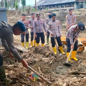 Polri dan Warga bergandengan Tangan, Polindes Meunasah Mancang Bangkit dari Lumpur Banjir