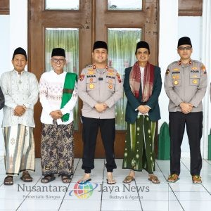 Usai Sholat Jumat, Kapolres Gresik Silaturahmi dengan Pengurus Masjid Agung Maulana Malik Ibrahim