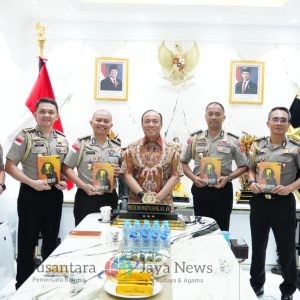 Lewat Buku, Wakapolri Titipkan Pesan Penting Pemberantasan TPPA–PPO kepada 5 Calon Atase dan Staf Teknis Polri