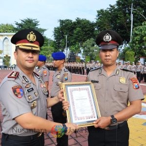 Kapolres Gresik Apresiasi Dedikasi Personel, 63 Anggota Terima Penghargaan dan Satyalancana