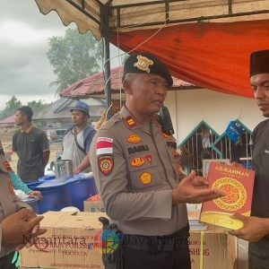 Polri Salurkan Bantuan Al-Qur’an kepada Pesantren Terdampak Banjir