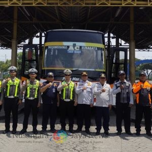 Satlantas Polres Gresik Sapa Driver dan Ramp Check Bus demi Keselamatan Penumpang