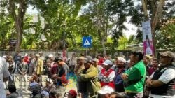 Puluhan Juru Parkir Surabaya Gelar Aksi Damai di Kantor Dishub, Tuntut Kejelasan Penanganan Tipiring