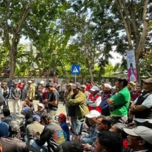 Puluhan Juru Parkir Surabaya Gelar Aksi Damai di Kantor Dishub, Tuntut Kejelasan Penanganan Tipiring