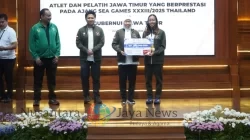 Gubernur Khofifah Serahkan Bonus Atlet Peraih Medali Sea Games 2025