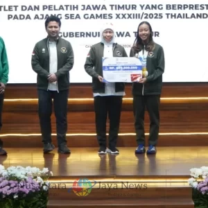 Gubernur Khofifah Serahkan Bonus Atlet Peraih Medali Sea Games 2025