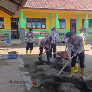 Dukungan Pendidikan Pulih Cepat Pascabanjir, Polres Pidie Jaya Bersihkan Sekolah MIN 1