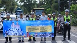Satlantas Polres Gresik Gencarkan Edukasi Keselamatan, Pengguna Jalan Tertib Dapat Cokelat