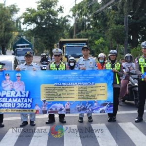 Satlantas Polres Gresik Gencarkan Edukasi Keselamatan, Pengguna Jalan Tertib Dapat Cokelat