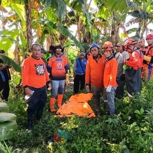 Polres Gresik bersama BPBD Bergerak Cepat Evakuasi Korban Terseret Selokan di Driyorejo Ditemukan Meninggal Dunia