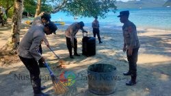 Gotong Royong Polres Trenggalek Bersihkan Area Pantai Mutiara Watulimo