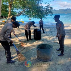 Gotong Royong Polres Trenggalek Bersihkan Area Pantai Mutiara Watulimo