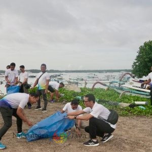 Dukung Lingkungan Sehat dan Pariwisata Berkelanjutan, PLN UP2D Bali Gelar Gerakan Bersih Pantai