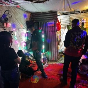 Polres Gresik Sikat Peredaran Miras di Menganti, Puluhan Botol Diamankan dari Warung Karaoke