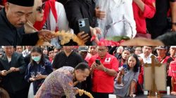 Lautan Duka Iringi Pemakaman Ketua DPRD Surabaya Adi Sutarwijono di TPU Keputih, Eri Cahyadi Tahan Tangis di Pusara “Mas Awi”