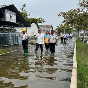 Sinergi di Tengah Kendala Alam, Kalapas Batang Dampingi Staf Khusus Menteri Tinjau Dampak Banjir di Lapas Pekalongan