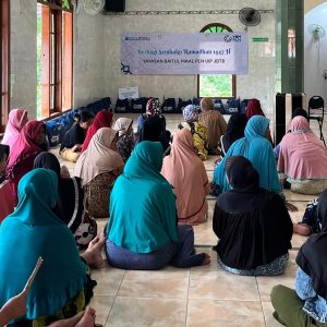 Tak Surut oleh Jarak, YBM PLN UIP JBTB Arungi Perahu Satu Jam Distribusikan Sembako ke Kepetingan