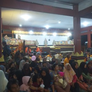 Pagelaran Wayang Kulit Hiasi Acara Ruwah Desa Kepuhanyar Mojokerto