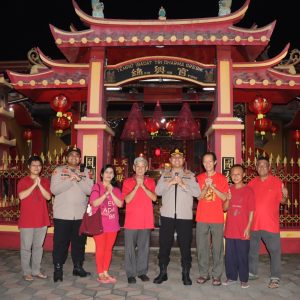 Pastikan Imlek Kondusif, Kapolres Gresik Tinjau Pengamanan di Klenteng Kim Hin Kiong