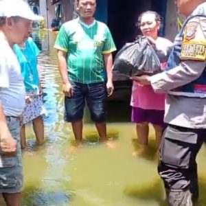 Polresta Sidoarjo Salurkan Bantuan Sembako Untuk Warga Terdampak Banjir di Dusun Dodokan