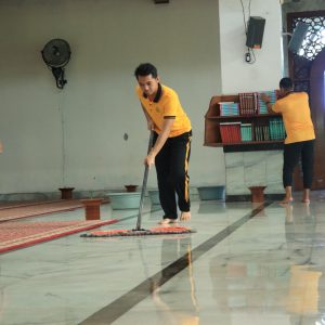 Kapolres Gresik Pimpin Aksi Bersih Masjid Agung, Wujud Nyata Program ASRI Presiden Prabowo