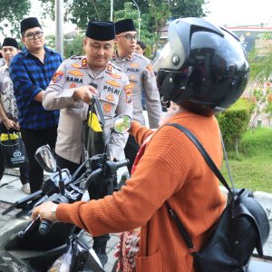 Ramadan Penuh Berkah, Polres Gresik dan Bhayangkari Turun ke Jalan Bagikan Takjil untuk Warga