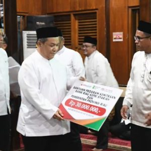 Safari Ramadan di Rohul, Plt Gubernur Riau Serahkan Bantuan CSR BRK Syariah untuk Masyarakat
