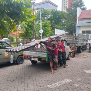 Satpol-PP Kota Surabaya Bubarkan Pemasangan Tiang WiFi di Jalan Ploso