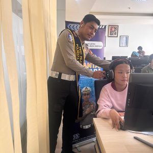 Pelayanan Humanis Satpas SIM Polresta Denpasar, Petugas Sigap Dampingi Pemohon Ujian Teori