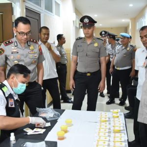 Pastikan Bersih Narkoba, Polres Gresik Gelar Tes Urine Personel
