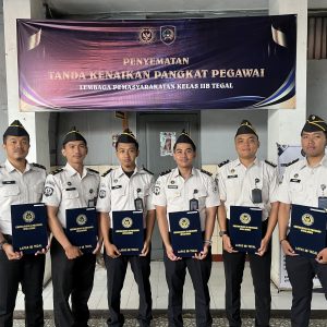 Lapas Tegal Gelar Apel Pagi dan Penyematan Kenaikan Pangkat Enam Pegawai