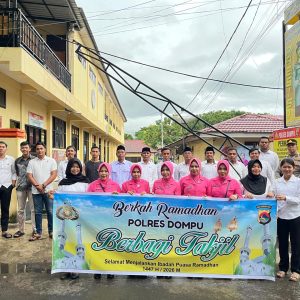 Keluarga Besar Polres Dompu Bagi-Bagi Takjil Kepada Pengguna Jalan, Pererat Silaturahim Polisi dengan Masyarakat