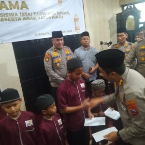 Gelar Buka Bersama Dengan Awak Media, Polres Tanjung Perak Santuni Anak Yatim