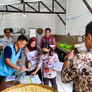 Peninjauan Dinkes Kab Pati terhadap produk keripik tempe WBP Lapas Kelas II B Pati