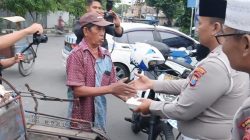 Jelang Buka Puasa, Kasatlantas Polres Tanjung Perak Bagikan Puluhan Nasi Kotak Gratis