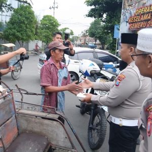 Jelang Buka Puasa, Kasatlantas Polres Tanjung Perak Bagikan Puluhan Nasi Kotak Gratis