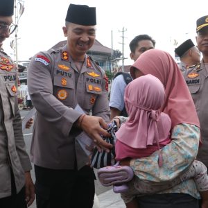 Polres Kebumen Bagi Takjil dan Edukasi Kamtibmas saat Ngabuburit