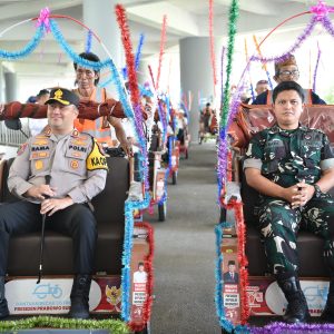 Kirab Adipura 2026 Meriah, Kapolres Gresik dan Forkopimda Kompak Naik Kendaraan Listrik