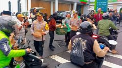 Kapolres Batu dan Wartawan Bagikan Takjil, Tebar Kebaikan Ramadan