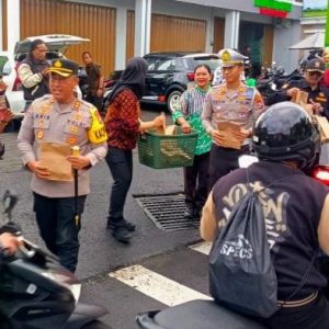 Kapolres Batu dan Wartawan Bagikan Takjil, Tebar Kebaikan Ramadan