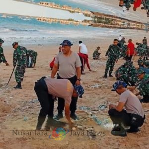 Arahan Presiden Ditindaklanjuti, Polda Bali Bersama TNI dan Masyarakat Gelar Karya Bakti Pembersihan Pantai Kedonganan