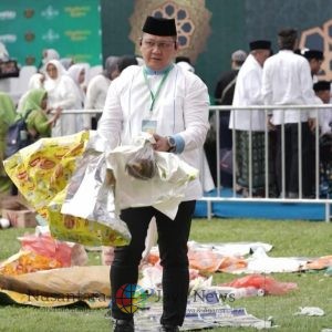 Aries Agung Paewai Ajak Insan Pendidikan Malang Raya Bersihkan Stadion Gajayana Usai Mujahadah Kubro
