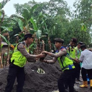 Gotong Royong Polisi dan Warga, Jembatan Presisi Jadi Penghubung Harapan Desa