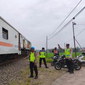 Aparat Gabungan Turun Tangan, Remaja Dihimbau Tak Ngabuburit di Rel Kereta