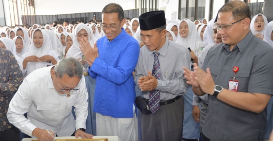 Kadindik Jatim Dampingi Menko Pangan Sosialisasikan Kebijakan Pangan dan Program MBG di SMK NU Sunan Ampel Malang