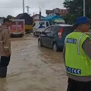 Pantura Tergenang Air, Polres Pemalang Lakukan Pengamanan dan Pengaturan Lalu Lintas